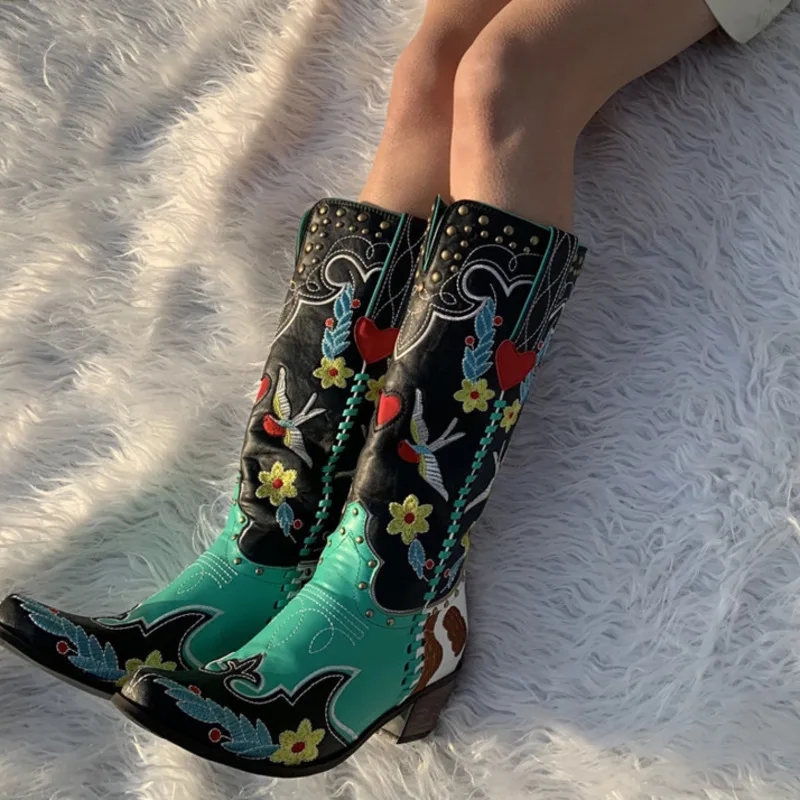 2023 Inverno Azul Ocidental Botas De Cowboy Mulheres Sapatos De Salto Grosso Dedo Apontado Bordado Meados De Bezerro Botas Da Moda Cowgirl Botas