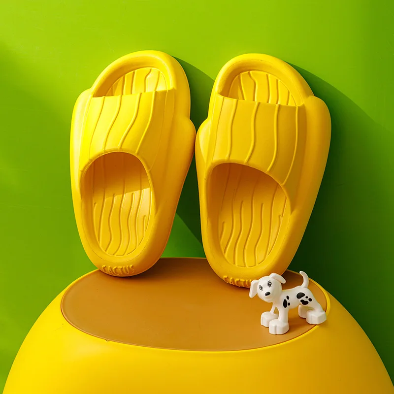 2023 nova filhos as sandálias de verão com cores sólidas dos desenhos animados de espessura inferior antiderrapante casa de banho interior de plástico, chinelos de quarto M-3916