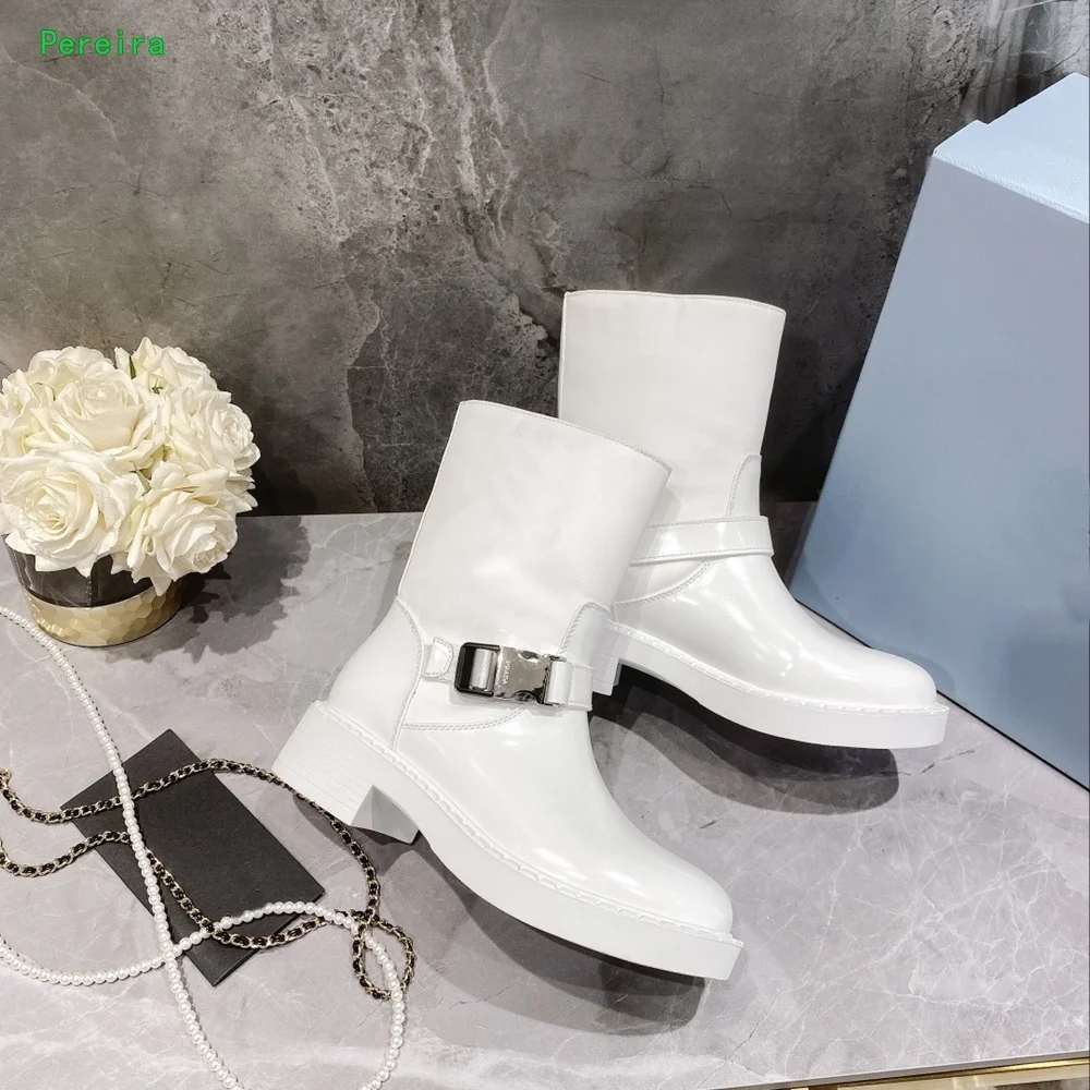 Deslizamento branco-no Tornozelo Botas de Mulheres Chegada Nova Sólido Dedo do pé Redondo Chunky Calcanhar de Patente de Couro Fivela de Metal Festa de Moda de Sapatos